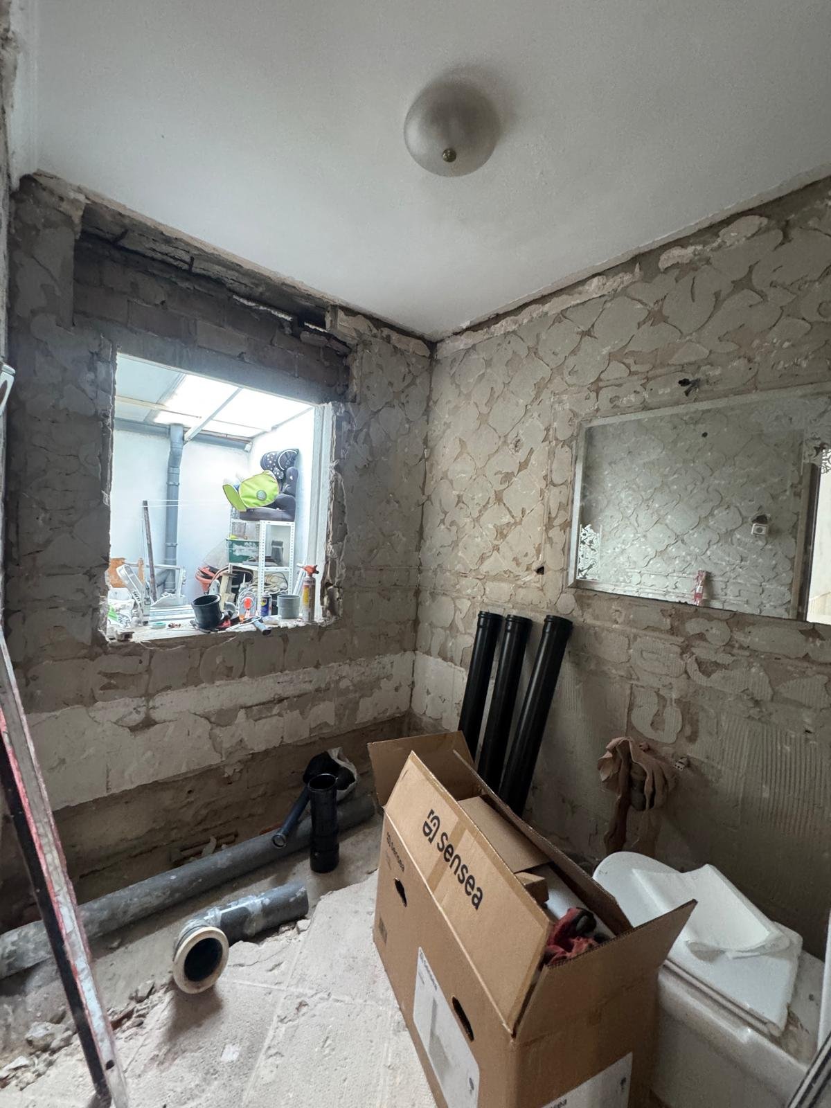 Reforma de baño con plato de ducha de obra y fontanería nueva